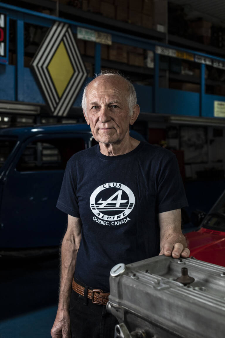 portrait d'une personne dans son atelier de mécanique