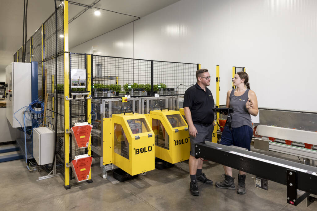 employés qui travaillent sur une chaine de fabrication d'une usine industrielle