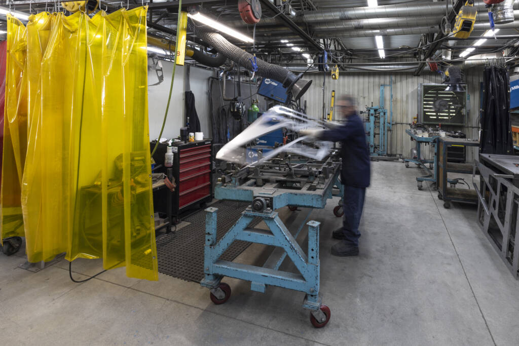 soudeur dans une usine de production de produits métalliques