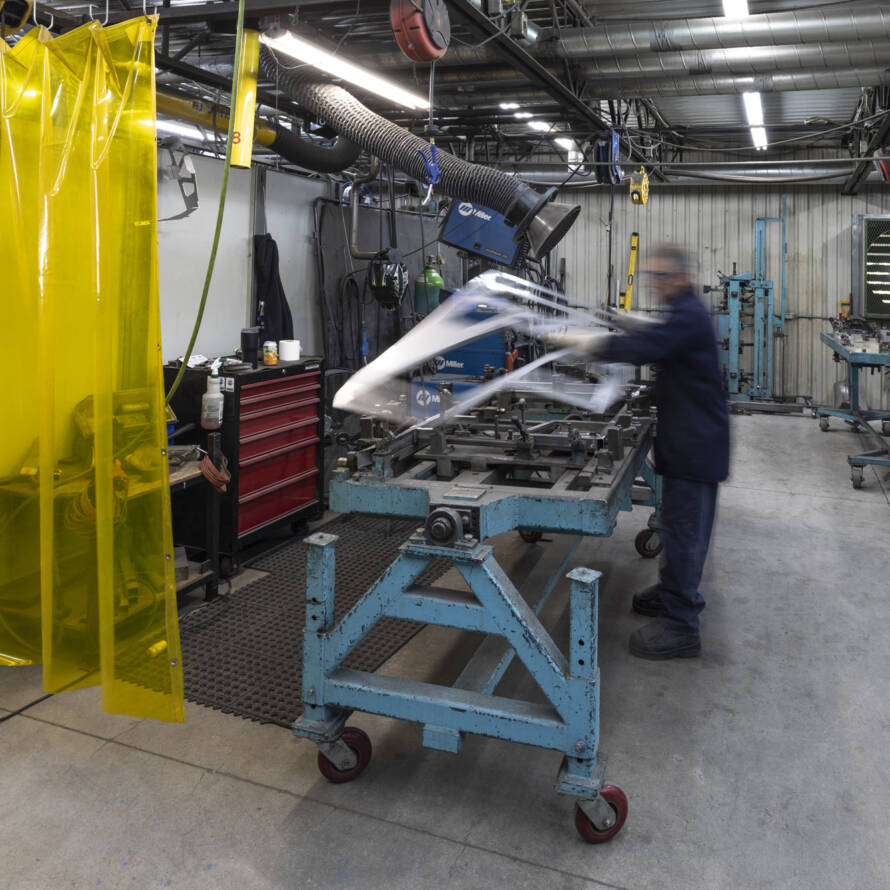 soudeur dans une usine de production de produits métalliques